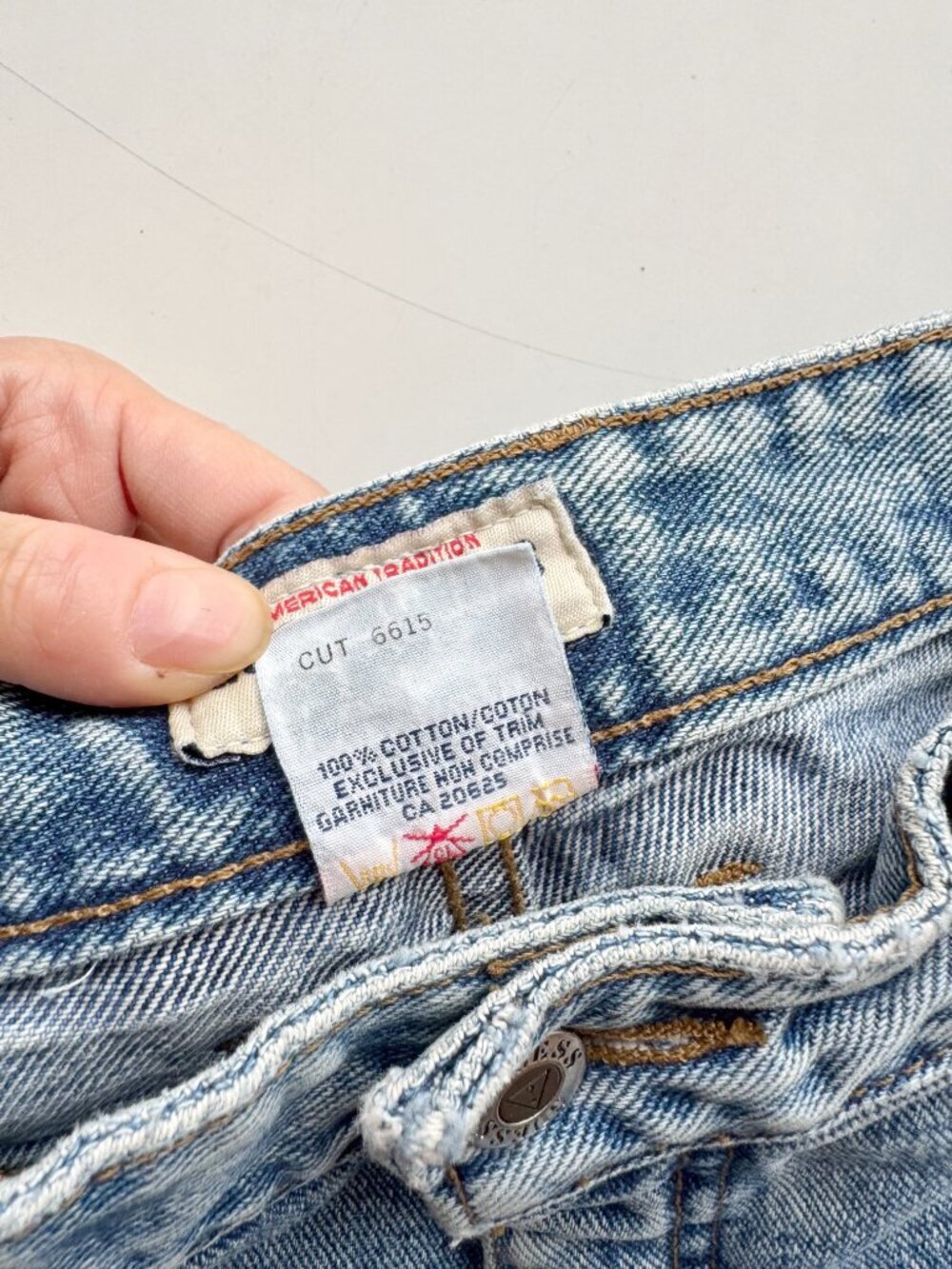 Vintage GUESS Light Rinse Mid Rise Tapered Slim Straight Leg Mom Jeans, Size 26 - Picture 13 of 13